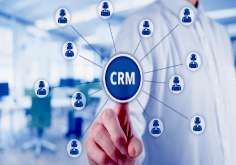 Un CRM est important au sein d'une entreprise cat il permet, entre autres, de connaître le client, ses besoins et de lui fournir des services sur-mesure.