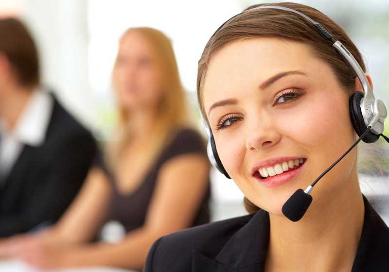 Afin de mieux se rapprocher de leurs clients, les banques mettent en place un service hotline afin de répondre à leurs besoins le plus efficacement possible.