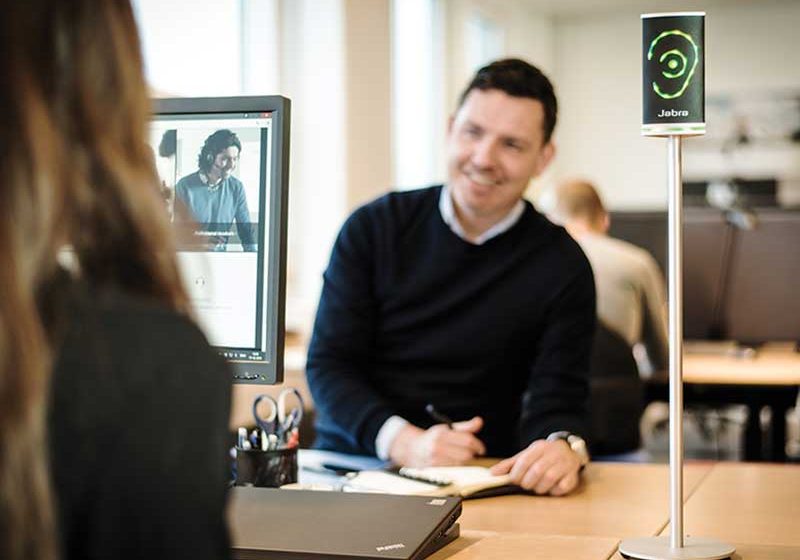 Le Jabra Noise Guide est l’outil à adopter si vous souffrez de lieu de travail bruyant. Avec IPCom Solutions, vous pouvez apporter le calme dans vos open spaces.